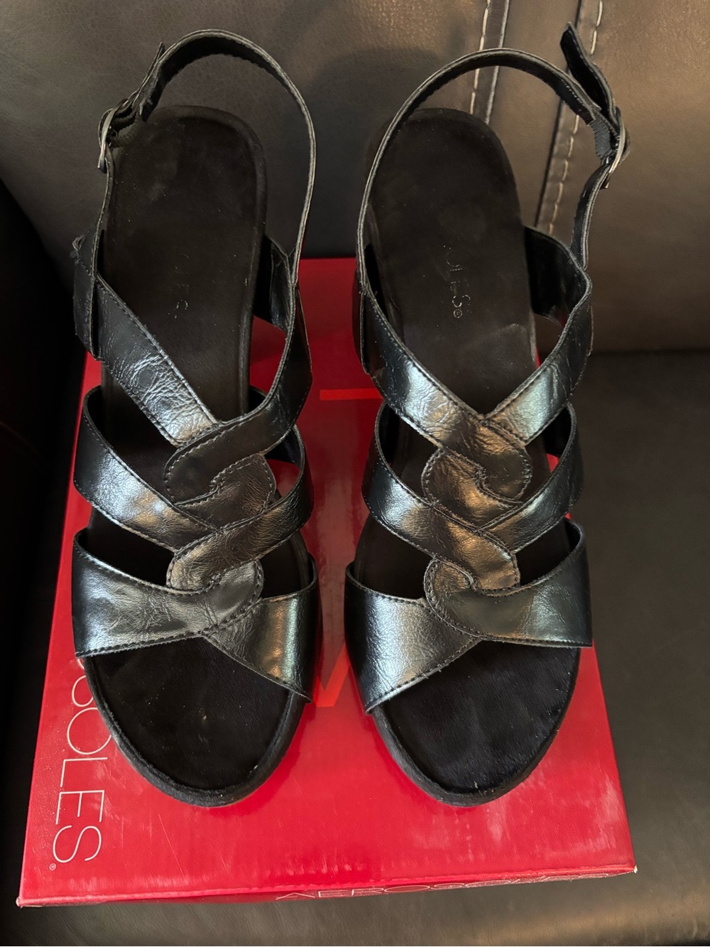 Like New Aerosoles Henna Sandals 9 1/2 M. Black.